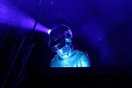 Występ Vicky Daft Punk W Warszawie - Muzyka Futurystyczna I Spektakularne Efektów Wizualnych!